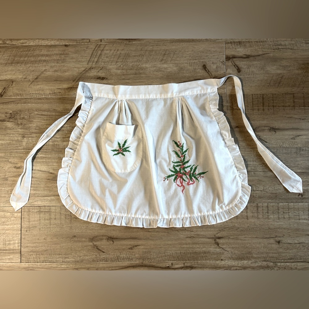 Vintage White Embroidered apron holiday christmas prairiecore cottagecore baking
